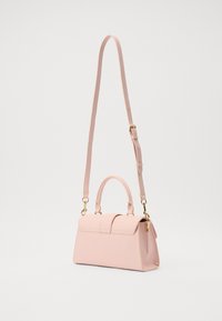 Rosa strukturerad handväska med handtag upptill och justerbar axelrem. Slät yta, guldtonad hårdvara och fällöverlapplås.