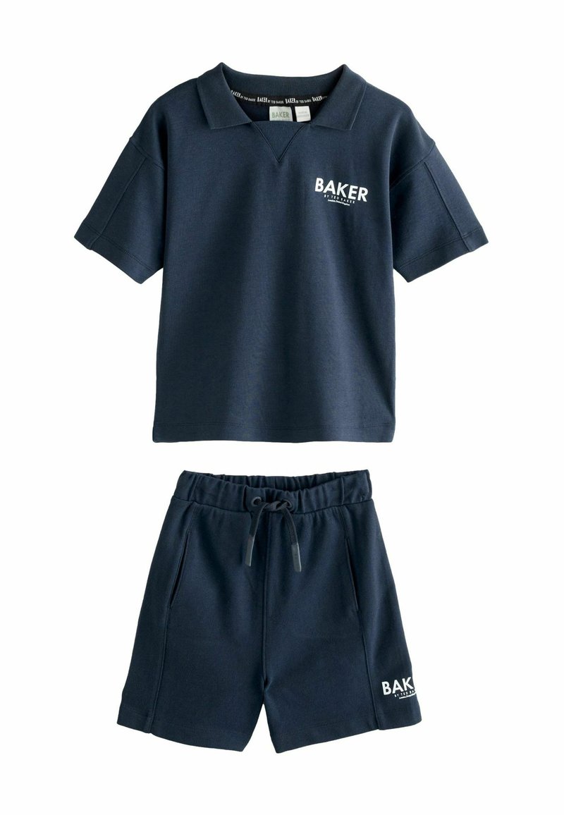 Marineblå bomuld t-shirt med polo krave, prydet med en hvid "BAKER" logo, parret med matchende shorts med elastisk talje og lommer.