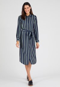 Abito camicia blu navy con strisce verticali verde chiaro. Presenta una vita con cinturino e maniche lunghe. Tessuto liscio con vestibilità comoda.