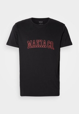 Juodas medvilninis marškinėlis trumpomis rankovėmis, kuriame priekyje yra raudonas arkos logotipas su tekstu "MAKIA CO." bold šriftu.