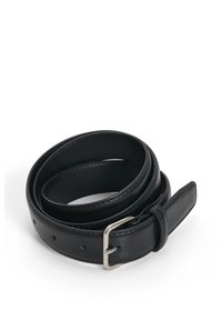 Musta nahkavyö, pyöreä muoto, sileä pinta, hopeinen metallisolki, jossa on useita säätöreikiä ja tikattu reunus.