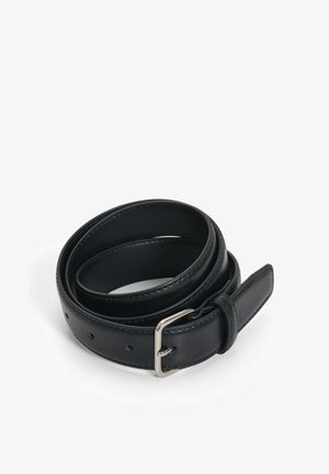 Zwarte leren riem, ronde vorm, gladde textuur, zilveren metalen gesp, met meerdere aanpassingsgaten en een gestikte randafwerking.