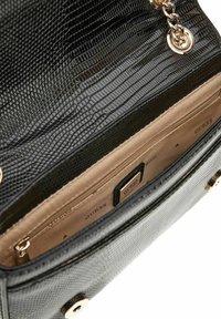 Borsa a tracolla nera con texture, finitura lucida, accessori in tonalità oro e interno beige, dotata di più scomparti e etichetta con marchio.