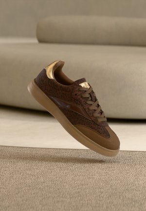 Sneakers - brown
