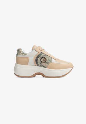 Beige und weiße Sneakers mit einem gemusterten Seitenpaneel, dicker weißer Sohle, goldenen Hardware-Akzenten und Schnürsenkeln. Texturierte Materialien überall.