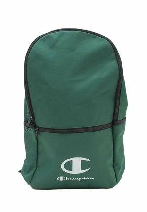 Zaino verde scuro con cerniere nere e logo Champion bianco sulla tasca frontale inferiore su sfondo bianco.