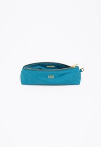 Neceser de color azul verdoso con cremallera, fabricado en material duradero, con un cierre dorado y detalles de logotipo. Forma ovalada y compacta con una textura suave.
