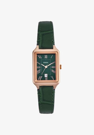 Montre rectangulaire en or rose avec bracelet en cuir vert, cadran vert, chiffres romains en or rose, trois aiguilles et date affichant le 18.
