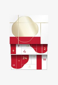 Conception d'un calendrier de l'Avent comportant des sections rouges avec des chiffres, des accents dorés et une forme découpée dorée brillante. Style minimaliste sur un fond blanc.