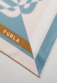 Silkkihuivi, jossa on geometrinen kuvio pehmeissä sinisen, vaaleanpunaisen, ruskean ja valkoisen sävyissä. Reunassa on näkyvissä "FURLA"-teksti rohkealla valkoisella fontilla.