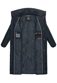 Manteau long bleu marine avec un intérieur rembourré, des poches zippées et des coutures blanches en accent. Étiquettes de marque visibles dans plusieurs poches.