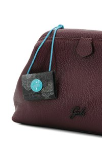 Borsa a mano in pelle bordeaux con finitura testurizzata, caratterizzata da una pochette nera staccabile con un logo circolare blu e un'accento a cordoncino blu.