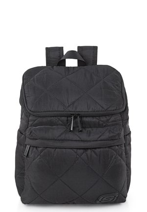 Mochila negra acolchada con forma cuadrada, que cuenta con una solapa superior, dos compartimentos con cremallera y un logo en la esquina inferior derecha.