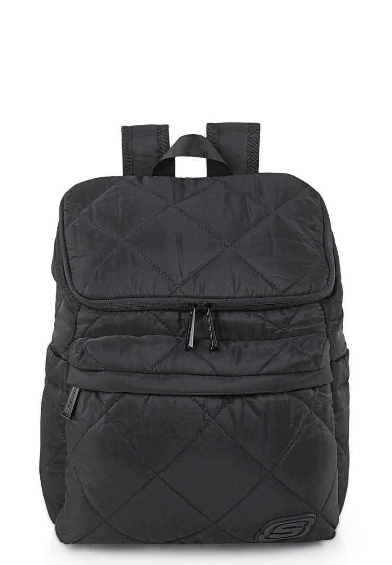 Mochila negra acolchada con forma cuadrada, que cuenta con una solapa superior, dos compartimentos con cremallera y un logo en la esquina inferior derecha.