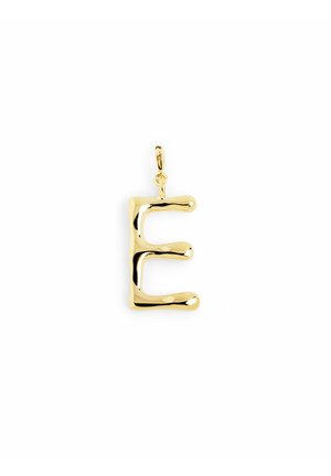 Colgante de oro con forma de la letra "E", que presenta una superficie lisa y brillante con bordes redondeados, diseñado para una estética moderna.
