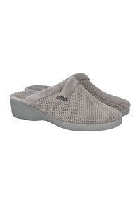 Zapatillas de punto gris con un puño de felpa, punta redonda y suela moldeada gris. Presentan un pequeño logo en el lateral.