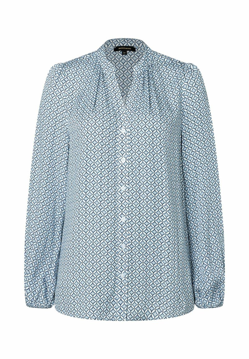 Lichtblauwe blouse met knoopsluiting, voorzien van een geometrisch patroon, lange mouwen en geplooide details op de schouders. Gemaakt van lichte stof.
