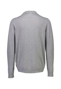 Ljusgrå tröja av mjukt stickat material, med krage, långa ärmar och ribbade detaljer. Inga mönster eller accenter synliga.