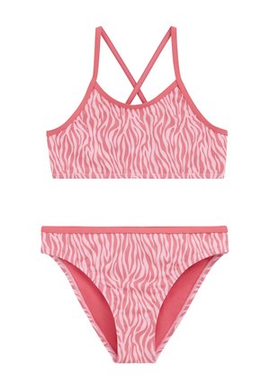 Maillot de bain deux pièces rose avec des rayures zébrées rose clair, le haut a des bretelles croisées et le bas de bikini assorti.