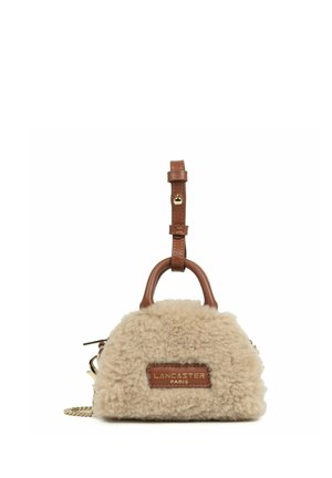 Sac à main beige et duveteux avec des poignées en cuir marron et une bandoulière en cuir, avec un patch logo "Lancaster Paris" à l'avant.