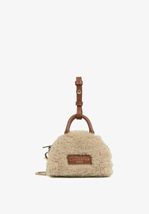 Sac à main beige et duveteux avec des poignées en cuir marron et une bandoulière en cuir, avec un patch logo "Lancaster Paris" à l'avant.