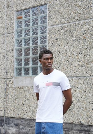 CHEST CORP GRAPHIC TEE - Triko s potiskem - white