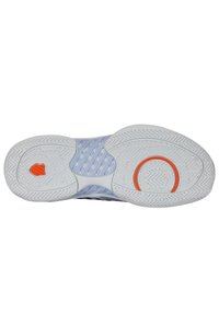 Sportschuhsohle in Hellgrau mit strukturiertem Muster. Verfügt über orangefarbene, runde Akzente und Ausschnitte zur Belüftung. Aus strapazierfähigem Gummi-Material.