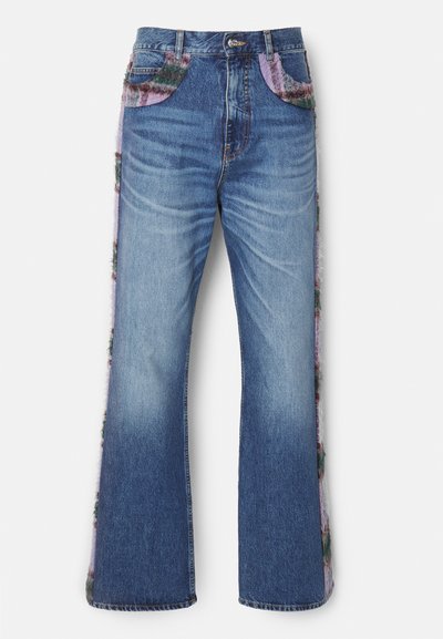 Jean en denim bleu évasés avec des panneaux latéraux décoratifs présentant une texture floue multicolore et des accents en tissu contrastés sur les poches.
