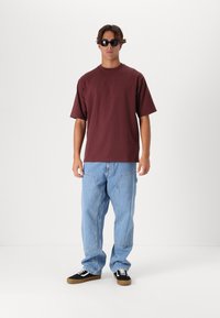 Oakley SOHO TEE - Jednoduché tričko - grenache