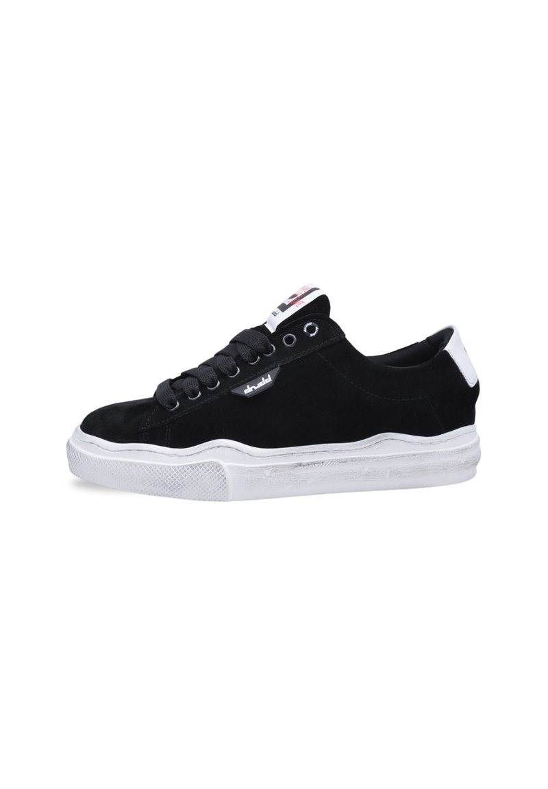 Schwarze Wildleder-Sneaker mit weißer Gummisohle, runden Schnürsenkeln und einem Markenetikett auf der Zunge. Glatte Textur und klassisches Low-Top-Design.