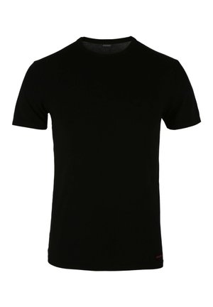 Czarny t-shirt z krótkim rękawem wykonany z bawełny. Posiada okrągły dekolt i małe czerwone logo przy dolnym brzegu. Gładka tekstura, casualowy styl.
