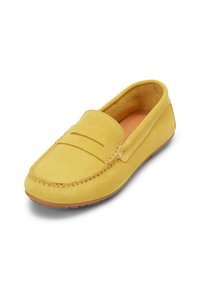 Sárga velúr mokaszin cipő, kézzel készült slip-on dizájnnal, sima felülettel, kontrasztos varrással és gumitalppal.