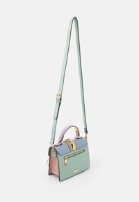Petit sac à main rectangulaire pastel avec un corps vert, des côtés roses, un rabat texturé bleu, des rayures jaunes et violettes, une fermeture éclair dorée et une bandoulière ajustable.