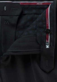 Schwarze Hose mit Reißverschluss und Knopfverschluss. Innen ist sie mit einem gemusterten Futter mit kleinen blauen Quadraten versehen. Der Stoff wirkt glatt und verfügt über einen Stretchanteil.