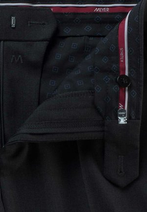 Zwarte broek met een rits- en knoopsluiting. Binnenin heeft het een bedrukte voering met kleine blauwe vierkanten. De stof lijkt glad met stretchdetails.