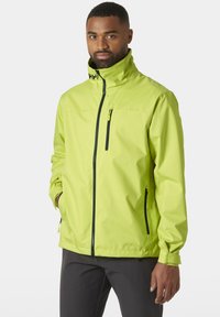 Chaqueta impermeable verde lima con cuello alto, cierre frontal con cremallera y bolsillos laterales. Presenta acentos de cremallera negra y una textura duradera.
