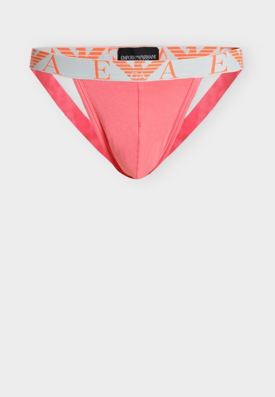 Ροζ ζακάρ με φαρδιά ανοιχτό γκρι ζώνη μέσης με πορτοκαλί λογότυπο και γράμματα Emporio Armani σε απλό λευκό φόντο.