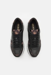 Scarpe da ginnastica nere con tomaia in pelle, dettagli cuciti e un motivo a logo marrone scuro. Design con lacci e suola imbottita.