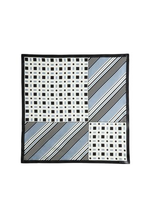 Kwadratowy szal z czarnymi, białymi i niebieskimi sekcjami, na których znajduje się siatka kwadratów i kół oraz ukośne paski, obramowany czarną ramką.