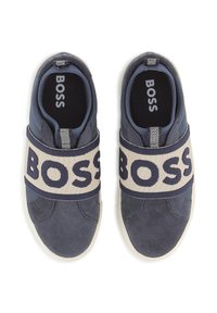 Baskets bleu marine avec une tige en tissu texturé, bande élastique avec "BOSS" et semelle en caoutchouc. Bout arrondi et intérieur rembourré.