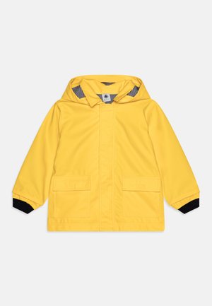 Veste imperméable jaune avec capuche, dotée de deux poches avant, de poignets noirs et d'une doublure intérieure rayée. Texture lisse, design mi-long.