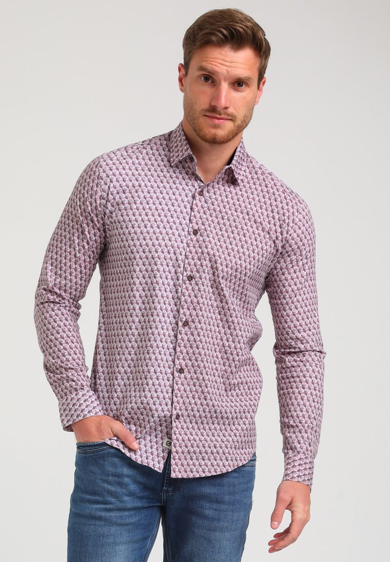 Camisa de manga larga en color malva claro con un patrón geométrico. Presenta un cuello abotonado y botones marrones a contraste, fabricada en una tela suave.