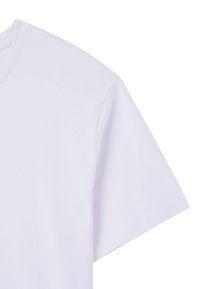 Biała bawełniana koszulka z okrągłym dekoltem i krótkim rękawem, o gładkiej fakturze i prostym designie, wyeksponowana pod kątem.