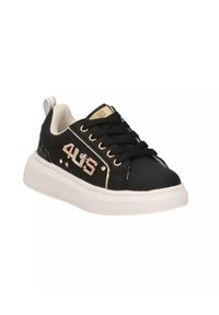 Sneakers neri bassi con una texture liscia, caratterizzati da dettagli dorati, un logo simile a un diamante e una suola in gomma bianca. Inclusi lacci e anello sul tallone.