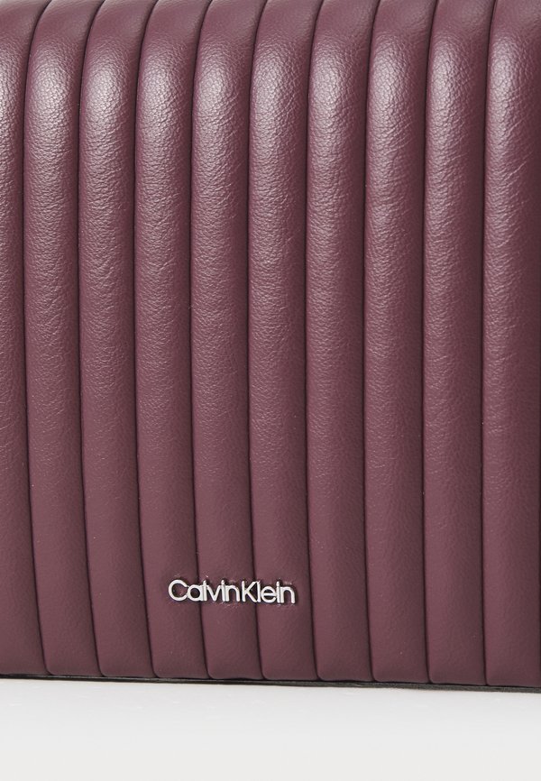 MINI LINE QUILT CROSSBODY - Cross body bag - vineyard wine3