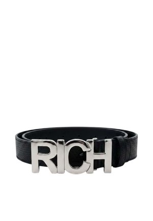 Cintura di pelle nera con una grande fibbia d'argento che compone la parola "RICH" in lettere maiuscole.