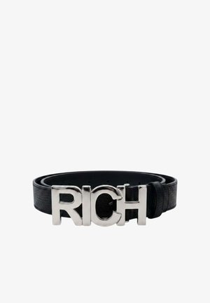 Cintura di pelle nera con una grande fibbia d'argento che compone la parola "RICH" in lettere maiuscole.