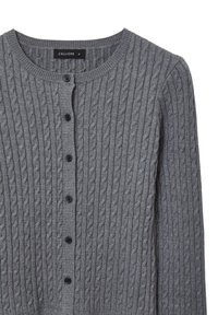 Cardigan grigio lavorato a maglia con motivo a trecce, scollo rotondo, sei bottoni neri sul davanti e polsini e orlo a costine. Etichetta di dimensione S visibile.