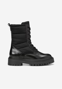 Černé kotníkové boty s polstrovaným textilním svrškem, šněrováním v přední části a masivní gumovou podrážkou. Lesklé akcenty zvýrazňují elegantní design.