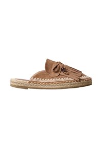 Espadrille marron en daim à enfiler avec semelle en jute tressée, couture zigzag blanche et pompons décoratifs avec perles en bois sur le dessus.